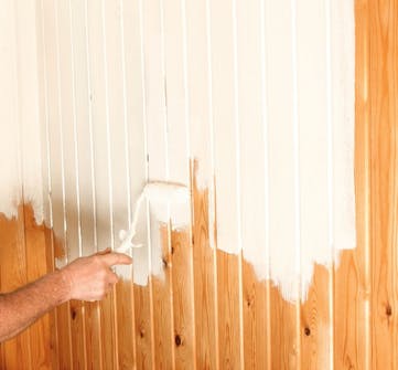 Maling af listeloft: Vi arbejder videre felt for felt Maling af listeloft: Vi arbejder videre felt for felt